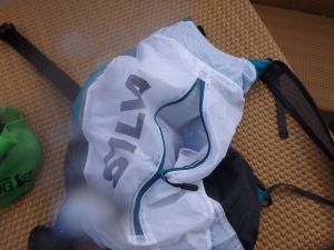 Silva Carry Dry Bag mit Wasser aussen - Foto: SwimRun Germany