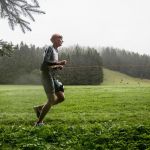 Allgäu SwimRun Team mit Seil auf Wiese - Foto: vitaminberg Robert Kampczyk